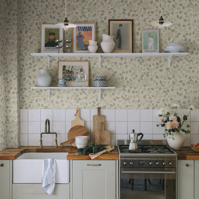 Tapet floral verde într-o bucătărie modernă