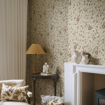 Tapet floral burgundy în decor interior