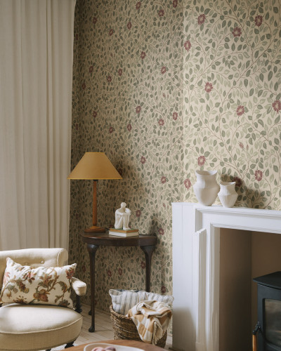 Tapet floral burgundy în decor interior