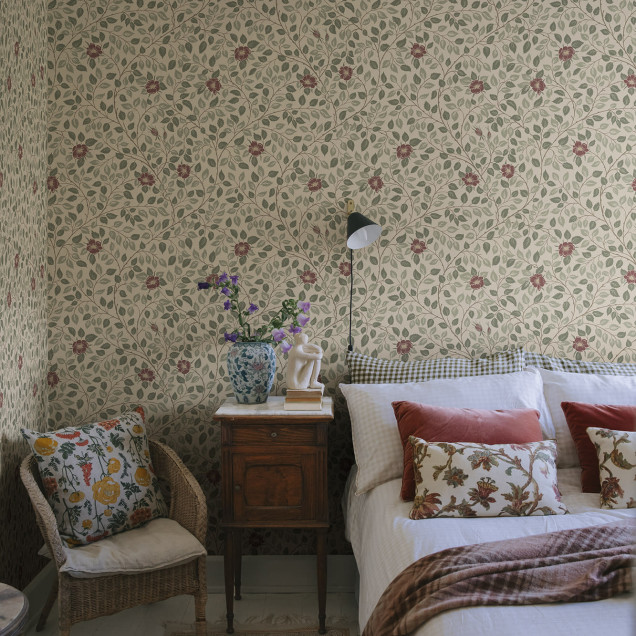 Tapet floral burgundy în decor interior