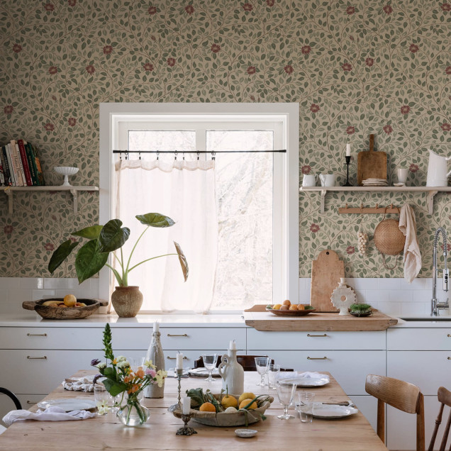 Tapet floral burgundy în decor interior