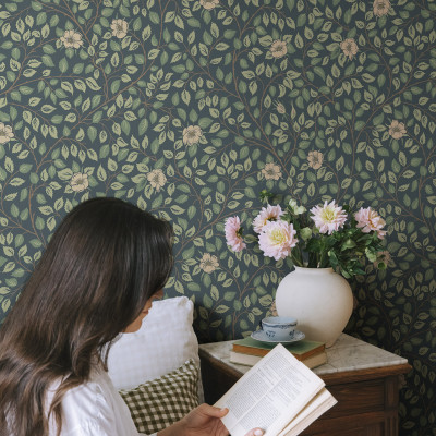 Tapet floral elegant cu fundal albastru închis
