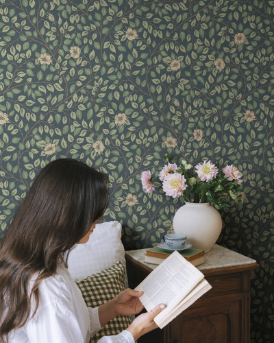 Tapet floral elegant cu fundal albastru închis