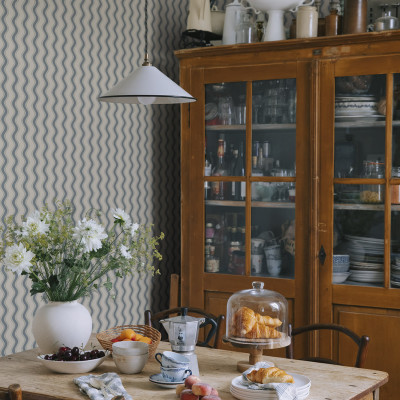 Tapet cu model de linii ondulate albastre indigo într-o bucătărie vintage