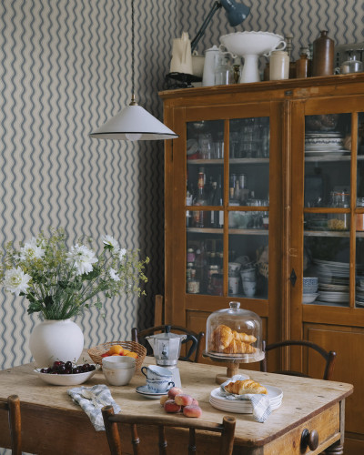 Tapet cu model de linii ondulate albastre indigo într-o bucătărie vintage