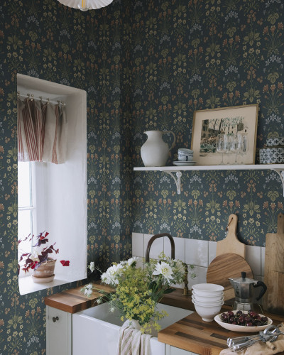 Tapet floral albastru inchis intr-o bucatarie primitoare