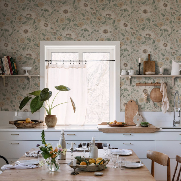 Tapet floral vintage într-o bucătărie elegantă