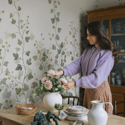 Tapet cu model de iederă verde în decor de interior