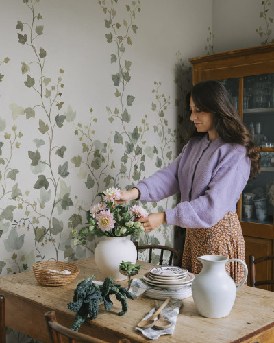 Tapet cu model de iederă verde în decor de interior