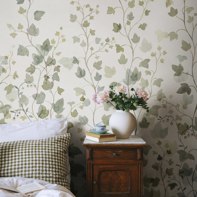Tapet cu model de iederă verde în decor de interior
