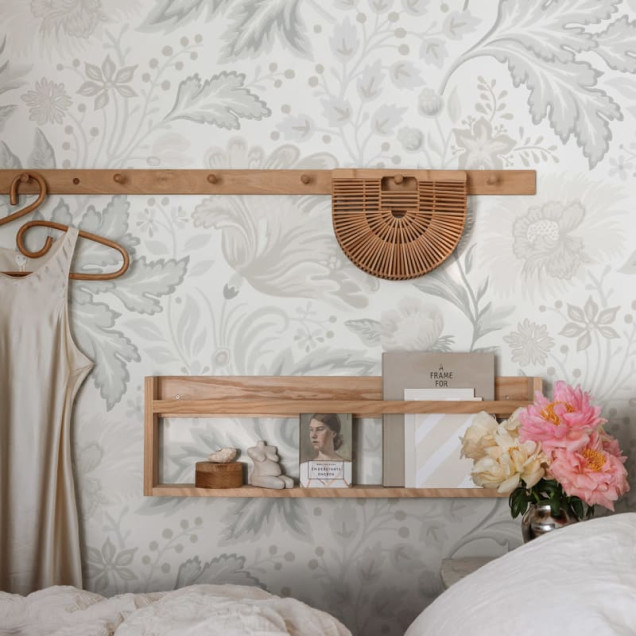 Tapet floral lavabil, cu model de frunze pastelate, perfect pentru decorarea unei camere de zi sau a unui dormitor.