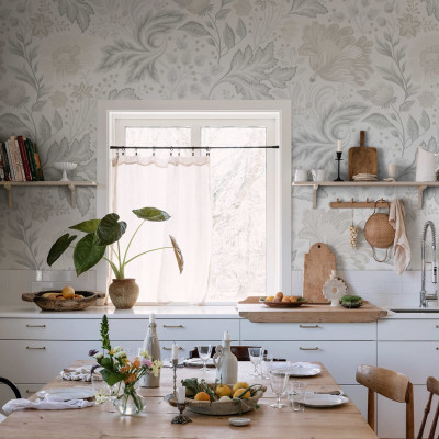 Tapet floral lavabil, cu model de frunze pastelate, perfect pentru decorarea unei camere de zi sau a unui dormitor.