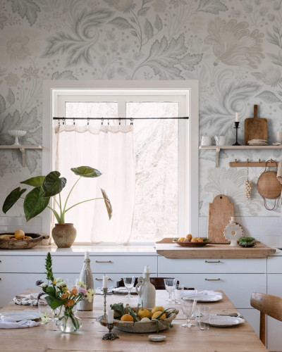 Tapet floral lavabil, cu model de frunze pastelate, perfect pentru decorarea unei camere de zi sau a unui dormitor.