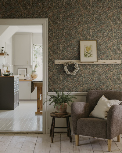 Tapet floral antracit intr-o camera decorata cu gust