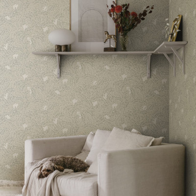 Tapet floral elegant într-un interior modern