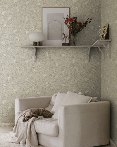 Tapet floral elegant într-un interior modern