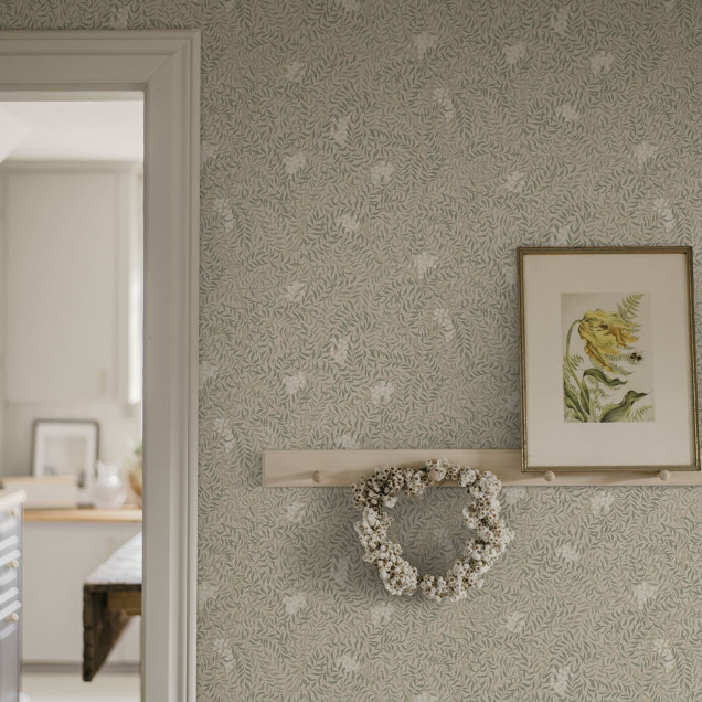 Tapet floral elegant într-un interior modern