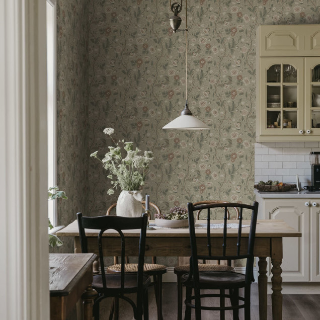 Tapet floral verde într-o cameră decorată
