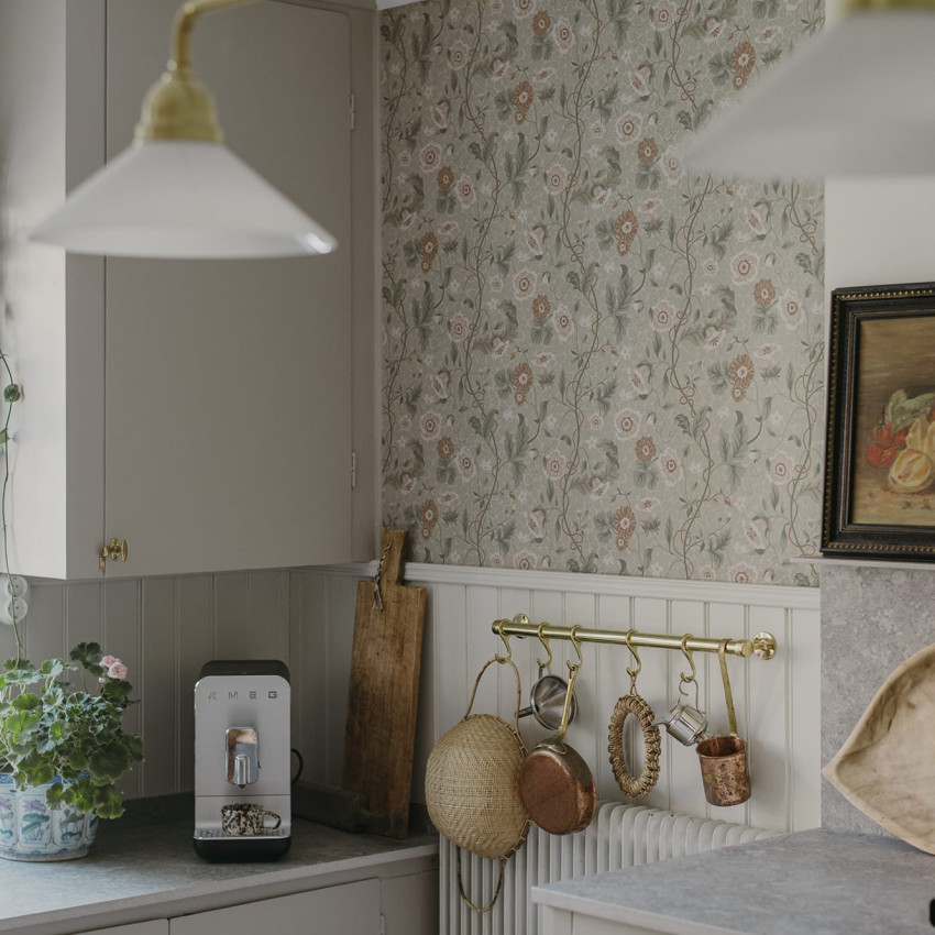 Tapet floral bleumarin Ulla, ideal pentru un decor elegant