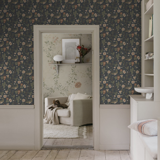 Tapet floral bleumarin Ulla, ideal pentru un decor elegant