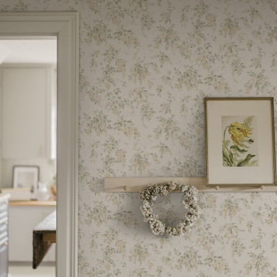 Tapet floral elegant cu frunze verzi și flori galbene