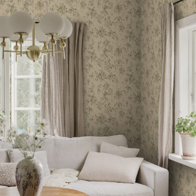 Tapet floral roz si verde intr-un living luminos
