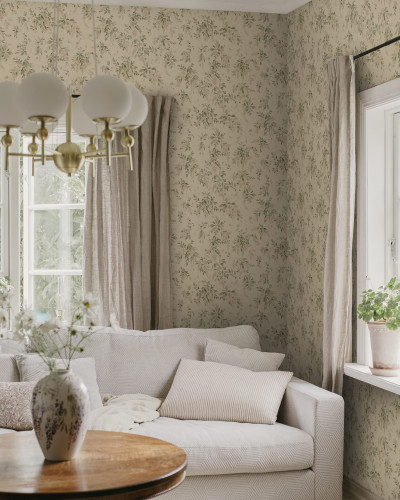 Tapet floral roz si verde intr-un living luminos