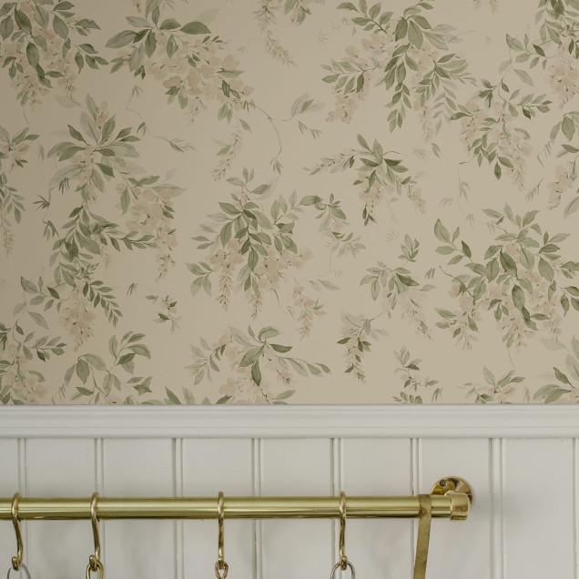 Tapet floral roz si verde intr-un living luminos