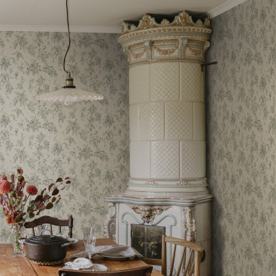 Tapet floral albastru într-un interior elegant