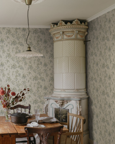 Tapet floral albastru într-un interior elegant