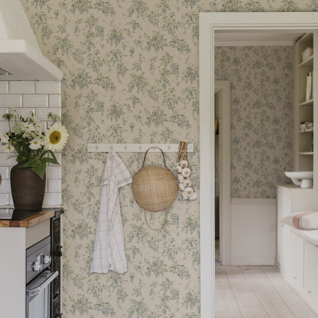 Tapet floral albastru într-un interior elegant