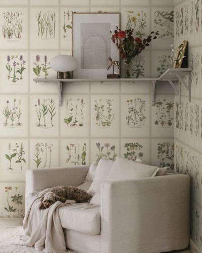 Tapet cu ilustrații botanice vintage într-un interior elegant