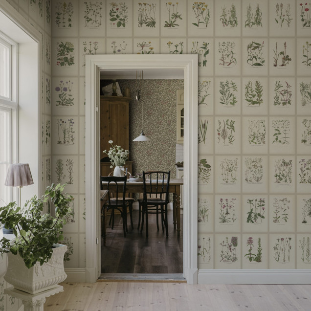 Tapet cu ilustrații botanice vintage într-un interior elegant