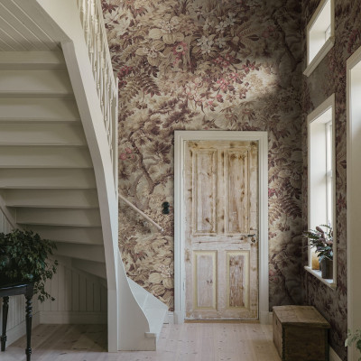 Tapet floral maro într-un interior elegant