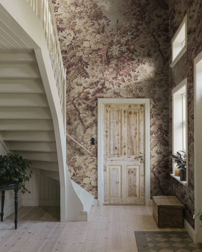 Tapet floral maro într-un interior elegant