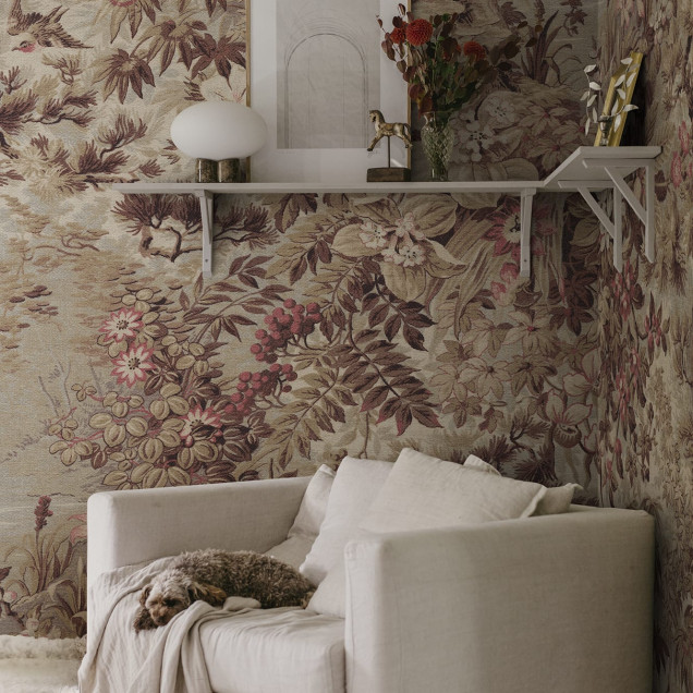 Tapet floral maro într-un interior elegant