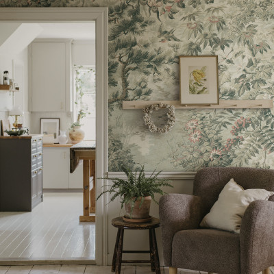 Tapet floral verde într-o cameră decorată