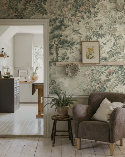 Tapet floral verde într-o cameră decorată