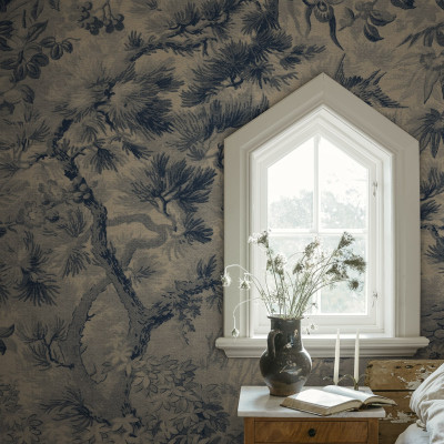Tapet albastru cu motive florale într-o cameră cu design interior clasic