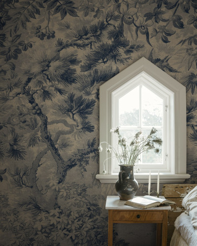 Tapet albastru cu motive florale într-o cameră cu design interior clasic