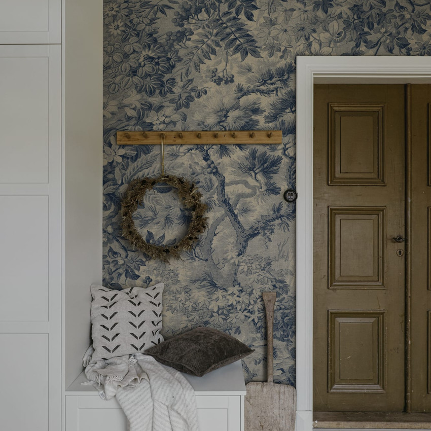 Tapet floral maro într-un interior elegant