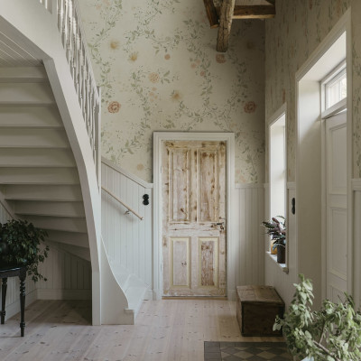 Tapet floral cu design pastelat într-un interior rustic