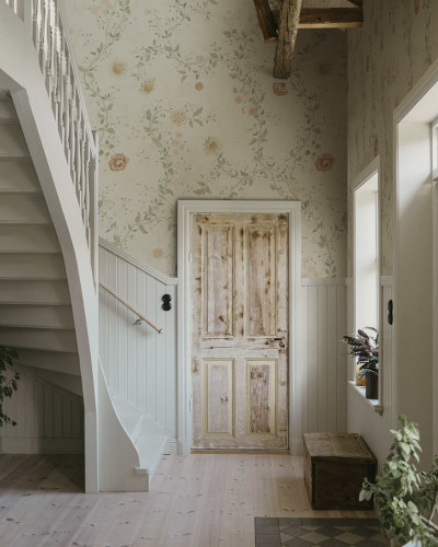 Tapet floral cu design pastelat într-un interior rustic