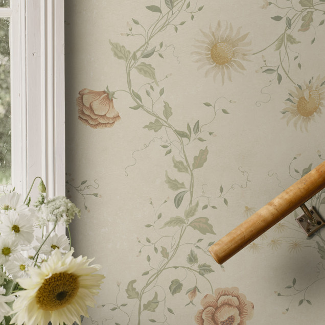 Tapet floral cu design pastelat într-un interior rustic