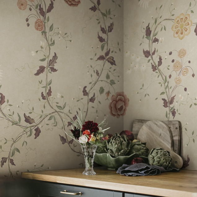 Tapet floral elegant cu fundal nisipos