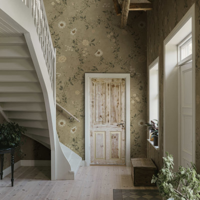 Tapet floral maro într-un hol elegant