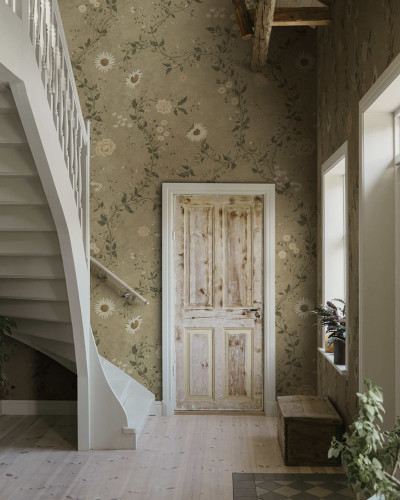 Tapet floral maro într-un hol elegant
