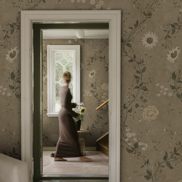 Tapet floral maro într-un hol elegant