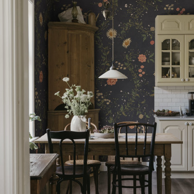 Tapet floral bleumarin într-o bucătărie rustică