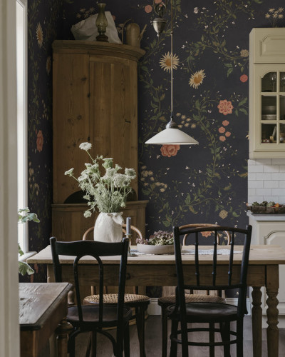 Tapet floral bleumarin într-o bucătărie rustică